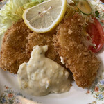 レストラン 梅林 - 白身魚フライ定食ズームアップ！
            肉厚でふっくらと柔らかい！　衣はサクサクじゃ〜