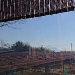 にこみやさい - テラス席から畑と遠くに富士山