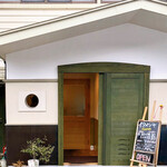 Itameshiya Vi-No Ando Pasuto - お店の外観。緑のドアが目印。