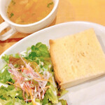 イタメシヤ ヴィーノ&パスト - 自家製パン・サラダ・スープ。