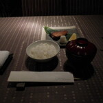 瀬里奈 - 富山県氷見産の寒鰤の塩焼き、お椀の蓋をしたお味噌汁、魚沼産コシヒカリの白いご飯です。