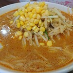 ラーメンハウス蘭蘭 - 相棒の辛みそラーメンです。コーンともやしを中心とした野菜が豊富です。相棒からの要請を受けて手伝ってあげました。