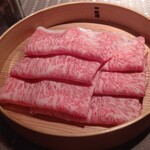 瀬里奈 - 　宮城県産特選牛サーロインのしゃぶしゃぶ肉・その１（スマートフォンで撮影。）です。