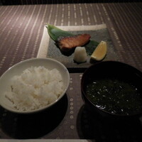 瀬里奈 本店 - 　アオサの入ったお味噌汁、魚沼産コシヒカリの白いご飯、富山県氷見産の寒鰤の塩焼きです。