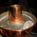 瀬里奈 - 　しゃぶしゃぶのスープで特選牛サーロインを調理している様子です。