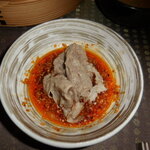 瀬里奈 - 　しゃぶしゃぶのスープで調理した特選牛サーロインを、ピリ辛だれにつけた様子です。