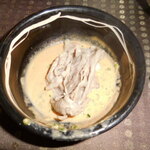 瀬里奈 - 　しゃぶしゃぶのスープで調理した特選牛を、ごまだれにつけた様子です。