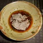 瀬里奈 - 　しゃぶしゃぶのスープで調理した特選牛サーロインを、ポン酢につけた様子です。