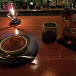 瀬里奈 - 　食後のデザートのクレームブリュレ・アイスクリームのせと冷たいほうじ茶、温かい緑茶です。