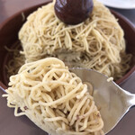 恵那川上屋 - 栗クリームたーっぷり。
カレースプーンぐらいあるスプーンで豪快に食べる！