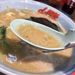 Ramen Yamaokaya - 白濁した豚骨スープの表面を覆う熱々の油。さすが北関東発祥、北海道で育ったラーメンは温度が別格です。