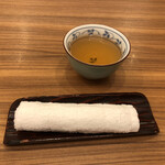Ichifuji - ほうじ茶におしぼり。