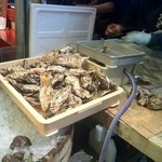 錦・だいやす - 軒先には殻付きカキがゴロゴロしてます