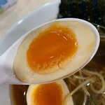 ごえちゃんらーめん - 柔らかくて程好い味付けの煮玉子