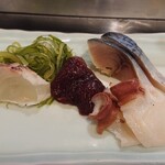 Sushi Sanrikumae - 白身(左)、蛸(手前)