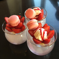 フレンチ ベイ・ビュー - 横浜ストロベリーパフェ 本日のMVP！！家族全員文句なしの1位！グラスの中にはたっぷりの苺が潜んでいます♡ 下のグラスにはローズの香りがするスモークが…！