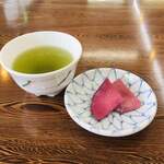 鉱泉ヒュッテ - 濃いめの緑茶と赤かぶ最高！