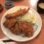 とんかついな葉 - ひと口ひれかつ定食のメイン
＋海老フライ1本も一緒に盛られてきました
（写っていませんがタルタルソースは 別小皿で）