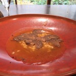 イチリン ハナレ - フカヒレのスープにお粥を入れ、上から黒トリュフをかけてまた一品完成