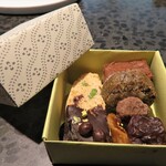 イチリン ハナレ - 小菓子は持ち帰り　この可愛らしい箱は、女性スタッフの手作りです