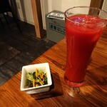 肉 地酒 個室居酒屋 結 - お通し380円
            トマトジュース350円