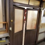 お食事処 美登里 - 風で勝手に開くドア