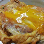 お食事処 美登里 - カツ丼（卵黄を潰す）