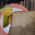 C U HOTEL - パンと果物