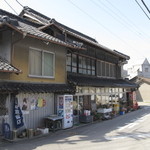 普通の食料品店。知らなければうどんを食べに来ないでしょうね。