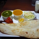 ラリ グラス - 料理写真:カレー２種・オリジナルチキンセット