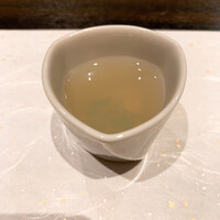 鮨 やまけん 銀座店 - 鯛と貝の出汁