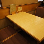 竹うち - 店内（4人掛けテーブル席）