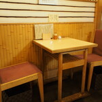 竹うち - 店内（2人掛けテーブル席）