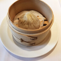 中国料理 美麗華 - 汁が漏れないようにつまむ