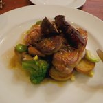 大山地鶏とフォアグラ添え　マデラ酒のソース