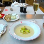 前菜（魚介類のダシの温野菜スープ）