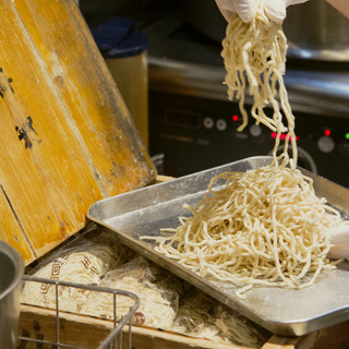 テレビにも引っ張りだこの製麺所"浅草開化楼"のもちもち特注麺