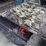 幸豊水産 - 焼き場の牡蠣