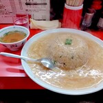 宝津飯店 - カウンター席からはみ出る皿！