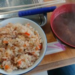 幸豊水産 - 料金に含まれる牡蠣飯と味噌汁