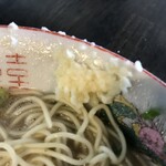 博多ラーメン なみへい - にんにく投入