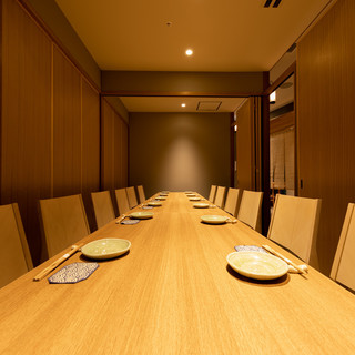 接待や会食に適した個室、２０名様まで入れる個室あります。