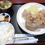 からあげ聖林 - いろどり定食(650円：税別）・・同じく小鉢、お味噌汁、ご飯が付きます。私もご飯少なめでお願いしました。