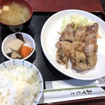 からあげ聖林 - 彼女はコク旨ザブトン定食（650円：外税）・・小鉢、お味噌汁、ご飯が付きます。ご飯は少なめで。