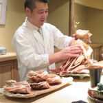 富小路 やま岸 - 生きている蟹を手早く捌いていかれます