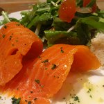 ワイン食堂 イナセヤ キッチン - スモークサーモンの厚切り　山わさび