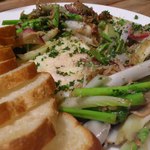 ワイン食堂 イナセヤ キッチン - 釜あげシラスと春野菜のブルスケッタ　ビスマルク風