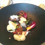 La Brianza - special な一皿。ラディッキオ、甘長唐辛子のグリル、レンコン素揚げ、チーズのニョッキ、椎茸、甘いトマト、グリーンリーフ等々。食感楽しく濃厚なチーズソースに蕗の薹苦みソースアクセント。嬉しい！美味