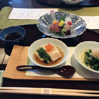 花暦 - 前菜（いくら胡麻豆腐あんかけ、小松菜お浸し）、お造り（マグロ、鯛）