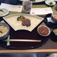 花暦 - 鯛めし、漬物、味噌汁、ステーキ、煮物、